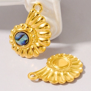 Gros plan de pendentifs nautiles en acier 304 avec incrustation de coquille d'ormeau naturelle