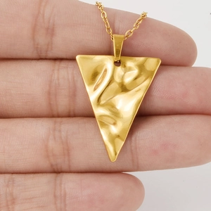Collana minimalista in acciaio inossidabile placcato oro 18k con pendente a triangolo martellato