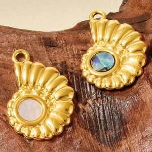 Détail de pendentifs coquillages en acier 304 plaqué or 18K avec incrustation de nacre