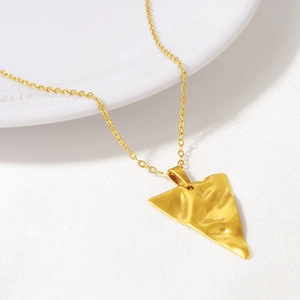 Collana con Pendente a Triangolo Martellato in Acciaio Inossidabile 304 Gioielli Minimalisti Placcati Oro 18k per Uomo e Donna