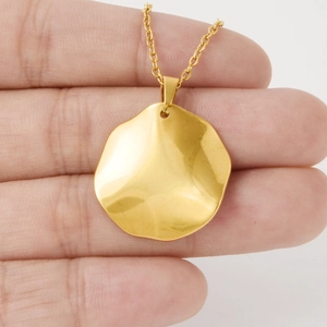 Collana minimalista in acciaio inossidabile placcato oro 18k con ciondolo a disco ondulato