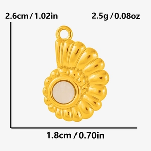 Vue détaillée d'un pendentif coquillage doré de 2,6x1,8cm avec incrustation en nacre
