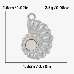 Vue détaillée du pendentif coquillage avec dimensions 2,6 cm x 1,8 cm en finition argent