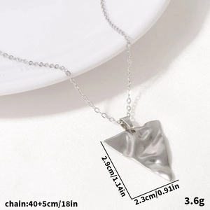 Dettaglio della collana con pendente a triangolo argento martellato e dimensioni