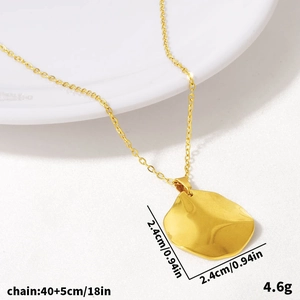 Collana minimalista in oro 18k e acciaio 304 con ciondolo a petalo dalla trama irregolare