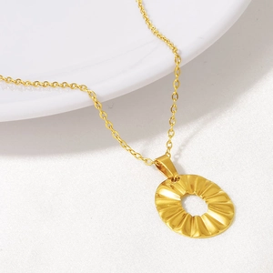 Collier en Acier Inoxydable 304 Pendentif Rond Ajouré Irrégulier Plaqué Or 18K Texture Plissée Géométrique Bijoux Femme Minimaliste