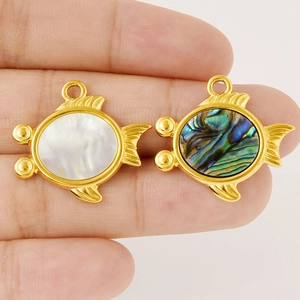 Détail de pendentifs en acier inoxydable doré avec incrustations de nacre irisée