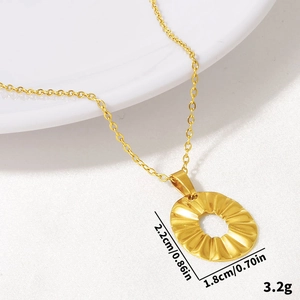 Détail du collier à pendentif irrégulier en or 18 carats avec texture radiale