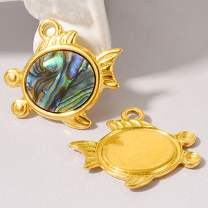 Détail macro d'un pendentif animal marin en acier doré 304 avec incrustation