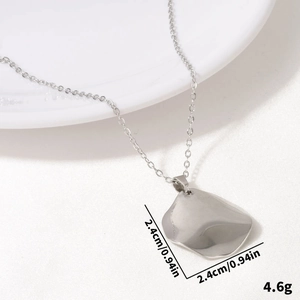 Dettaglio del pendente irregolare in acciaio 304 di 2,4 cm e con un peso di 4,6 g