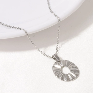 Détail du collier en acier inoxydable 304 avec pendentif disque évidé aux plis rayonnants