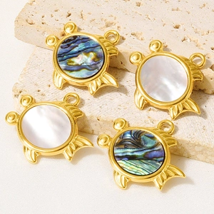 Détail de pendentifs tortue en acier inoxydable 304 avec incrustation de nacre naturelle