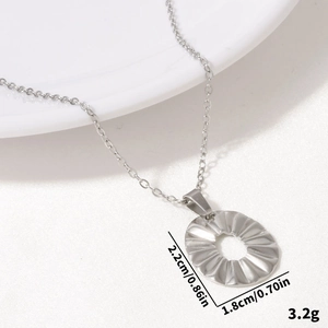 Détail du pendentif rond creux argenté irrégulier montrant les dimensions 2,2cm et poids 3,2g