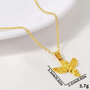 Vue détaillée du pendentif ange doré avec des dimensions précises de hauteur et de poids
