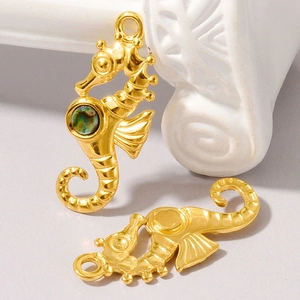 Détail d'un pendentif hippocampe en acier inoxydable 304 avec incrustation de coquillage