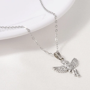 Vue macro du collier avec pendentif ange en acier inoxydable 304 aux détails précis