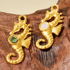 Vue détaillée de pendentifs hippocampe en acier inoxydable doré avec nacre naturelle