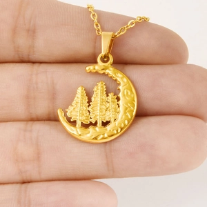 Collier en acier inoxydable 304 doré 18k avec croissant de lune et forêt dans la main