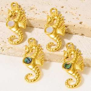 Pendentifs hippocampe détaillés avec placage or et incrustations de coquillages naturels