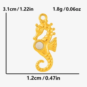 Détail macro du pendentif hippocampe doré avec nacre incluant la mesure de 3,1 cm de haut