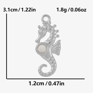 Dimensions détaillées du pendentif hippocampe argenté avec incrustation en nacre blanche