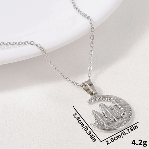 Vue détaillée du collier croissant de lune argenté avec gravure de forêt et dimensions