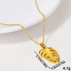 Vue macro du pendentif feuille de monstera en acier inoxydable 304 aux nervures creuses