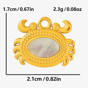 Vue détaillée du pendentif crabe doré avec incrustation de nacre, taille 1,7x2,1cm, 2,3g