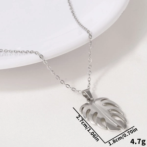 Détail du collier avec pendentif feuille de monstera en acier inoxydable et dimensions