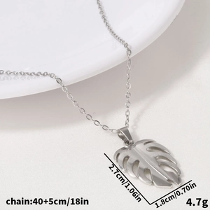 Vue macro du pendentif feuille de Monstera en acier inoxydable avec ses caractéristiques