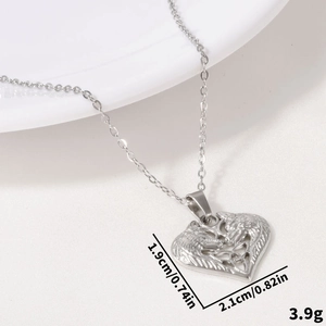 Vue macro du collier pendentif cœur double loup en acier inoxydable sur soie blanche