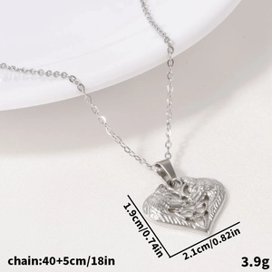 Détail du pendentif cœur double loup montrant les dimensions 1,9x2,1cm et le poids 3,9g