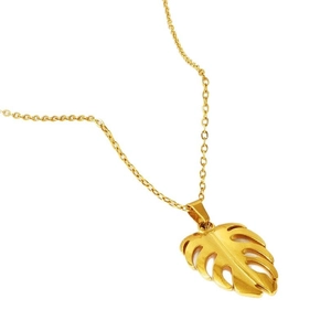 Collier en acier inoxydable doré avec pendentif feuille de monstera sur fond blanc