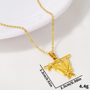 Dettaglio della collana a pipistrello oro dimensioni 2,3cm x 2,5cm su sfondo in tessuto