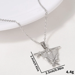 Dettaglio del pendente a forma di pipistrello argento con misure 2,3cm x 2,5cm
