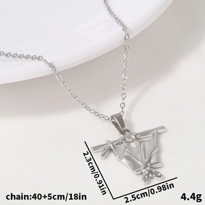 Dettagli della collana con ciondolo a pipistrello argento con dimensioni e peso di 4,4g