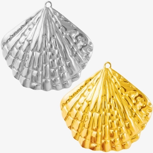 Dettaglio macro dei ciondoli a conchiglia in acciaio inox 304 in oro e argento
