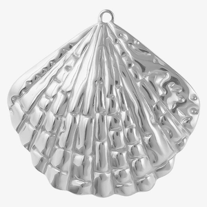 Dettaglio di un ciondolo a conchiglia in acciaio inox 304 con trama martellata e linee radiali