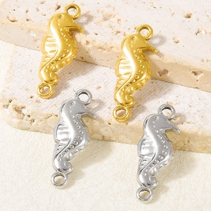 Detaillierte Makroansicht von Seepferdchen-Schmuckverbindern aus 304 Edelstahl in Gold und Silber