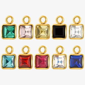 Set aus 10 bunten quadratischen Glasanhängern mit goldenen Edelstahlrahmen für Ketten