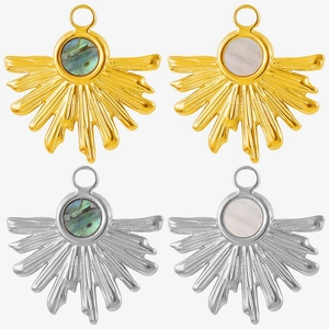 Vue détaillée des pendentifs soleil en acier 304 avec incrustations de nacre naturelle