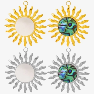 Vue macro de pendentifs soleil en acier inoxydable 304 avec incrustation d'abalone