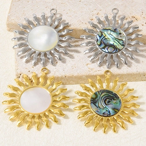 Détail de pendentifs soleil en acier 304 avec incrustation d'abalone et nacre blanche