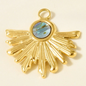 Détail macro du pendentif soleil en acier inoxydable 304 avec nacre d'abalone sertie
