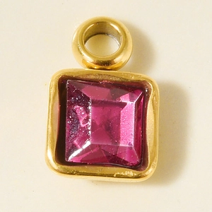 Makroaufnahme: Quadratischer rosa Kristallanhänger mit Goldfassung aus Edelstahl