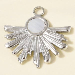 Détail d'un pendentif soleil en acier inoxydable 304 avec incrustation en nacre blanche
