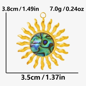 Vue détaillée du pendentif soleil doré avec nacre d'abalone incluant dimensions et poids