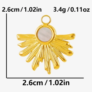 Détail du pendentif soleil avec incrustation de nacre blanche et mesures de 26mm