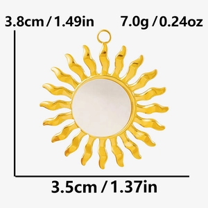 Détail macro du pendentif soleil montrant les dimensions 3,5 cm x 3,8 cm et poids