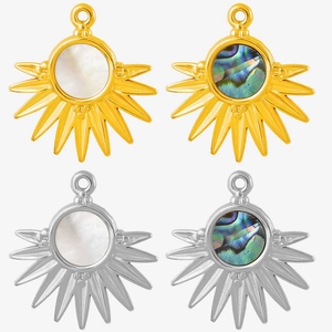 Détail de pendentifs soleil en acier inoxydable 304 avec incrustations de nacre blanche